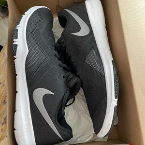 NIKE FLEX ATHLETIC SHOES